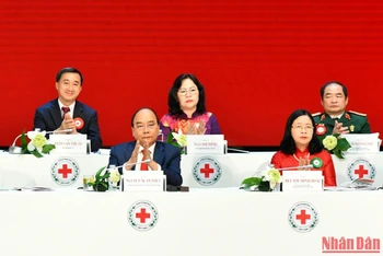 Chủ tịch nước Nguyễn Xuân Phúc cùng các đồng chí Đoàn Chủ tịch tại Đại hội.