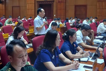 Đại biểu Hội đồng nhân dân tỉnh Cao Bằng phát biểu góp ý các tờ trình và dự thảo nghị quyết.