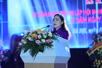 NSND Trịnh Thúy Mùi, Chủ tịch Hội Nghệ sĩ sân khấu Việt Nam trình bày diễn văn kỷ niệm. (Ảnh: THANH TÙNG)