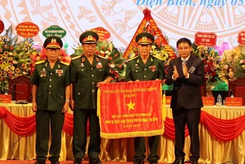 Thừa ủy quyền Thủ tướng Chính phủ, đồng chí Nguyễn Văn Thắng, Bí thư Tỉnh ủy Điện Biên trao Cờ thi đua của Chính phủ cho Hội Cựu chiến binh tỉnh Điện Biên. 