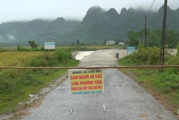 Tràn qua đường trên địa bàn xã Môn Sơn (Con Cuông) bị ngập nước.