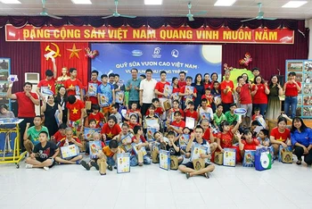 Các em nhỏ tại Trung tâm phục hồi chức năng Việt-Hàn đã có một buổi vui trung thu ấm áp và rộn ràng cùng Quỹ sữa Vươn cao Việt Nam và Vinamilk.