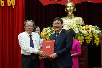 Đồng chí Hoàng Đăng Quang trao quyết định chức vụ Phó Bí thư Tỉnh ủy Gia Lai cho đồng chí Trương Hải Long.