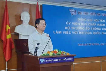 Đồng chí Nguyễn Mạnh Hùng, Bộ trưởng Thông tin và Truyền thông phát biểu tại buổi làm việc. 