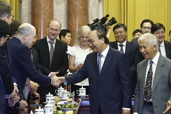 Chủ tịch nước Nguyễn Xuân Phúc và các nhà khoa học quốc tế. (Ảnh: Thống Nhất/TTXVN) 