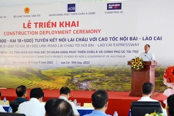 Thứ trưởng Giao thông vận tải Lê Đình Thọ phát biểu tại Lễ khởi công gói thầu XL-01 tuyến đường nối Lai Châu và huyện Văn Bàn (Lào Cai) với cao tốc Nội Bài-Lào Cai.