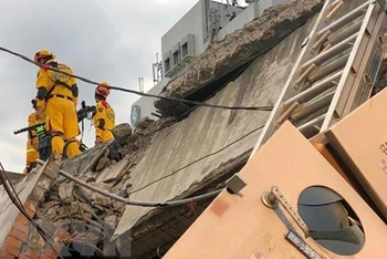 Nhân viên cứu hộ tìm kiếm nạn nhân bị mắc kẹt trong vụ sập nhà sau trận động đất ở huyện Hoa Liên, phía đông Đài Loan (Trung Quốc) ngày 18/9. (Ảnh: AFP/TTXVN)