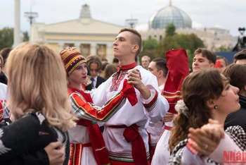 Hơn 3 nghìn cặp đôi lập kỷ lục nhảy valse tại Nga