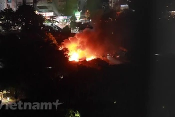 [Ảnh] Hà Nội: Cháy lớn thiêu rụi dãy nhà tạm tại quận Hoàng Mai