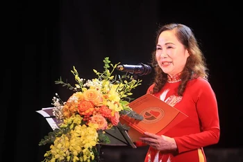 Nghệ sĩ nhân dân Trịnh Thúy Mùi, Chủ tịch Hội Nghệ sĩ Sân khấu Việt Nam phát biểu tại lễ khai mạc Liên hoan. (Ảnh: QUANG TẤN)