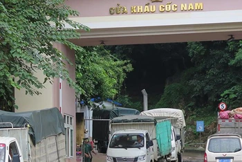 Xe chở hàng nông sản thực hiện thông quan hàng hóa qua cửa khẩu Cốc Nam, Văn Lãng, (Lạng Sơn). 