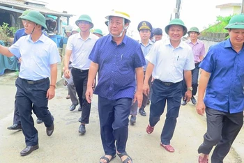 Bộ trưởng Lê Minh Hoan cùng Đoàn công tác kiểm tra tình hình chuẩn bị ứng phó bão số 4 tại thôn Tân Thành, xã Quảng Công (huyện Quảng Điền)