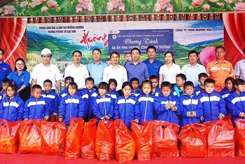 Trao tặng áo ấm cho học sinh Trường phổ thông dân tộc bán trú tiểu học xã Cao Sơn (Lào Cai).
