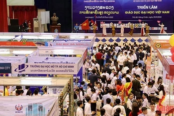 Triển lãm giáo dục đại học Việt Nam 2022 thu hút hàng nghìn học sinh Trung học phổ thông của Thủ đô Vientiane tới tìm hiểu thông tin. (Ảnh: TRỊNH DŨNG)