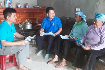 Nhân viên Bảo hiểm y tế huyện Bát Xát đến tận hộ gia đình ở thôn Tân Bảo, xã Bản Qua để tuyên truyền, vận động người dân tham gia bảo hiểm y tế tự nguyện.