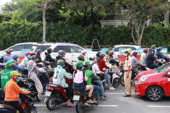 Cảnh sát giao thông có mặt từ sớm ở khu vực dưới chân cầu Sài Gòn để điều tiết phương tiện lưu thông.