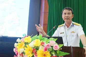 Thượng tá Phạm Ngọc Quý, báo cáo viên Vùng 2 Hải quân thông tin khái quát về Biển Đông tại hội nghị.