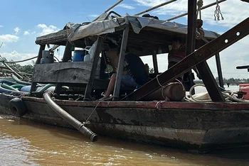 Bắt giữ thuyền khai thác cát trái phép trên sông Đồng Nai.