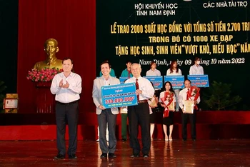 Các nhà tài trợ, nhà hảo tâm trao tiền ủng hộ Quỹ Khuyến học tỉnh Nam Định.