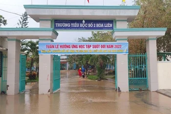 Đến 10 giờ trưa nay, trường Tiểu học số 2 Hoà Liên (huyện Hòa Vang, thành phố Đà Nẵng) nước đã rút hết. (Ảnh: HỒ VĂN)