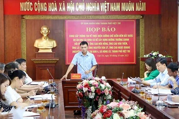 Ông Nguyễn Hữu Nhu cung cấp thông tin cho báo chí về quá trình triển khai giải phóng mặt bằng các dự án trọng điểm của Thành phố Việt Trì. 