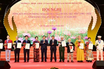 Lãnh đạo thành phố Hà Nội trao tặng danh hiệu “Công dân Thủ đô ưu tú” cho 10 cá nhân tiêu biểu, xuất sắc của thành phố.