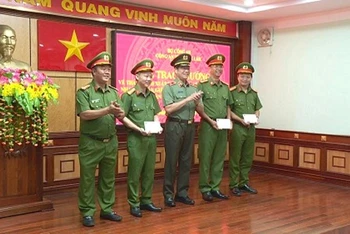 Thiếu tướng Lê Vinh Quy, Giám đốc Công an tỉnh Đắk Lắk trao thưởng đột xuất cho 3 đơn vị tham gia bắt hung thủ giết người.