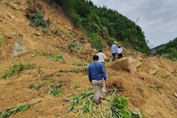 Hiện trường vụ sạt lở đất lấp trên tuyến ĐH5 (huyện Nông Sơn).