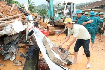 Lực lượng Quân đội cùng dân quân địa phương tập khắc phục các điểm sạt lở và nhà ở bị sập tại thôn Phước Tượng, xã Lộc Tiến, huyện Phú Lộc (Thừa Thiên Huế).
