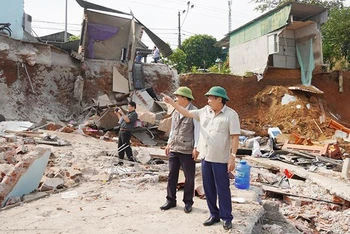 Phó Chủ tịch Thường trực Ủy ban nhân dân tỉnh Quảng Trị Hà Sỹ Đồng kiểm tra, chỉ đạo công tác khắc phục hậu quả sạt lở bờ sông Thạch Hãn. 