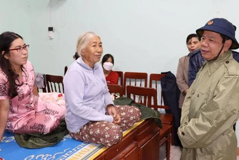 Chủ tịch Ủy ban nhân dân tỉnh Quảng Ngãi Đặng Văn Minh thăm hỏi người dân sơ tán tránh trú bão.
