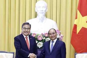 Chủ tịch nước Nguyễn Xuân Phúc tiếp Bộ trưởng Ngoại giao Hàn Quốc Park Jin. (Ảnh: Thống Nhất/TTXVN)