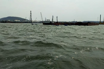 Khu vực vùng nước cảng Dung Quất, nơi ngư dân bị lật thuyền thúng.