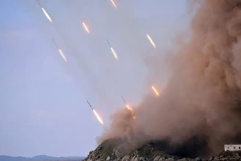 Hình ảnh cuộc tập trận tấn công hỏa lực của pháo binh tầm xa của Triều Tiên. (Nguồn: AFP/TTXVN)