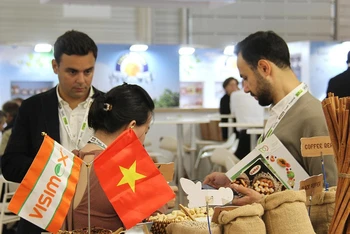 Hội chợ SIAL Paris 2022 đã giúp các doanh nghiệp Việt Nam giới thiệu ngành thực phẩm Việt Nam năng động hướng tới cung cấp các sản phẩm với giá trị gia tăng cao. (Ảnh: KHẢI HOÀN)