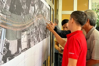 Người dân huyện Long Thành xem bản đồ dự án đường cao tốc Biên Hòa-Vũng Tàu.