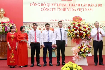 Phó Bí thư Thường trực Tỉnh ủy Phú Thọ Hoàng Công Thủy tặng hoa chúc mừng Đảng bộ Công ty trách nhiệm hữu hạn YI DA Việt Nam.