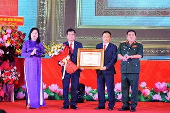 Trao Bằng khen của Thủ tướng Chính phủ tặng Đảng bộ, quân và dân huyện Ba Tơ.