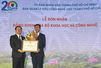 Bộ trưởng Khoa học và Công nghệ tặng bằng cho Ban Quản lý Khu Công nghệ cao Thành phố Hồ Chí Minh.
