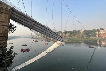 Cây cầu treo dài 230m được xây dựng từ thế kỷ 19, bắc qua sông Machhu tại thị trấn Morbi. (Ảnh: Reuters)