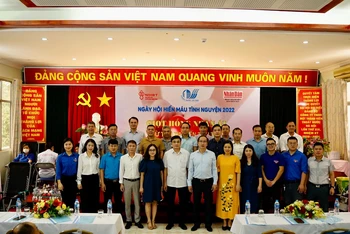 Lãnh đạo Đảng ủy Khối Doanh nghiệp Hà Nội, Công ty trách nhiệm hữu hạn một thành viên Thoát nước Hà Nội, Viện Huyết học-Truyền máu Trung ương và Đoàn Thanh niên Báo Nhân Dân chụp ảnh lưu niệm tại lễ phát động.