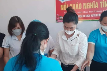 Hơn 200 suất cháo nghĩa tình đầu tiên được Hội Liên hiệp phụ nữ huyện Kiến Xương (tỉnh Thái Bình) tổ chức nấu, phát miễn phí cho bệnh nhân.