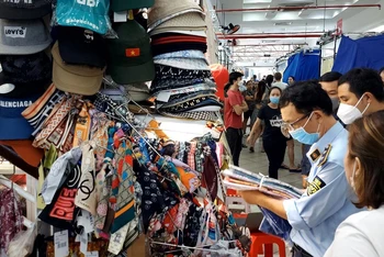 Lực lượng quản lý thị trường kiểm tra đột xuất các gian hàng tại Trung tâm mua sắm Saigon Square. (Ảnh: Tổng cục Quản lý thị trường)