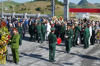 Tổ chức tiếp nhận và an táng hài cốt hai liệt sĩ về Nghĩa trang liệt sĩ huyện Vân Hồ.