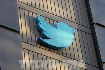 Biểu tượng Twitter tại trụ sở ở San Francisco, California, Mỹ. (Ảnh: AFP/ TTXVN)