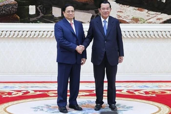 Thủ tướng Hun Sen đón Thủ tướng Phạm Minh Chính trước khi bắt đầu lễ đón chính thức. (Ảnh: VGP/Nhật Bắc)
