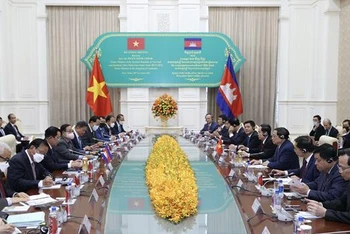 Thủ tướng Phạm Minh Chính hội đàm với Thủ tướng Campuchia Samdech Techo Hun Sen. (Ảnh: Dương Giang/TTXVN)