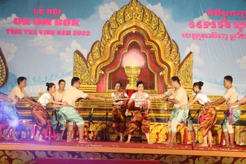 Tiết mục múa chào mừng đêm hội Ok Om Bok tỉnh Trà Vinh.