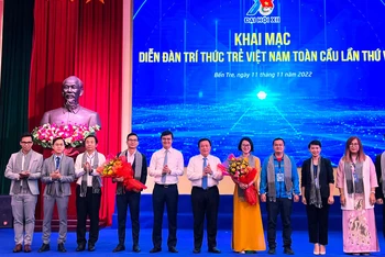 Lãnh đạo Đảng, Nhà nước tặng hoa chúc mừng Ban điều hành Mạng lưới Trí thức trẻ Việt Nam toàn cầu giai đoạn 2022-2024.
