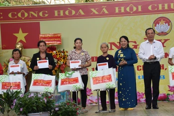 Bí thư Thành ủy Thành phố Hồ Chí Minh Nguyễn Văn Nên tặng quà cho người dân ấp 1.